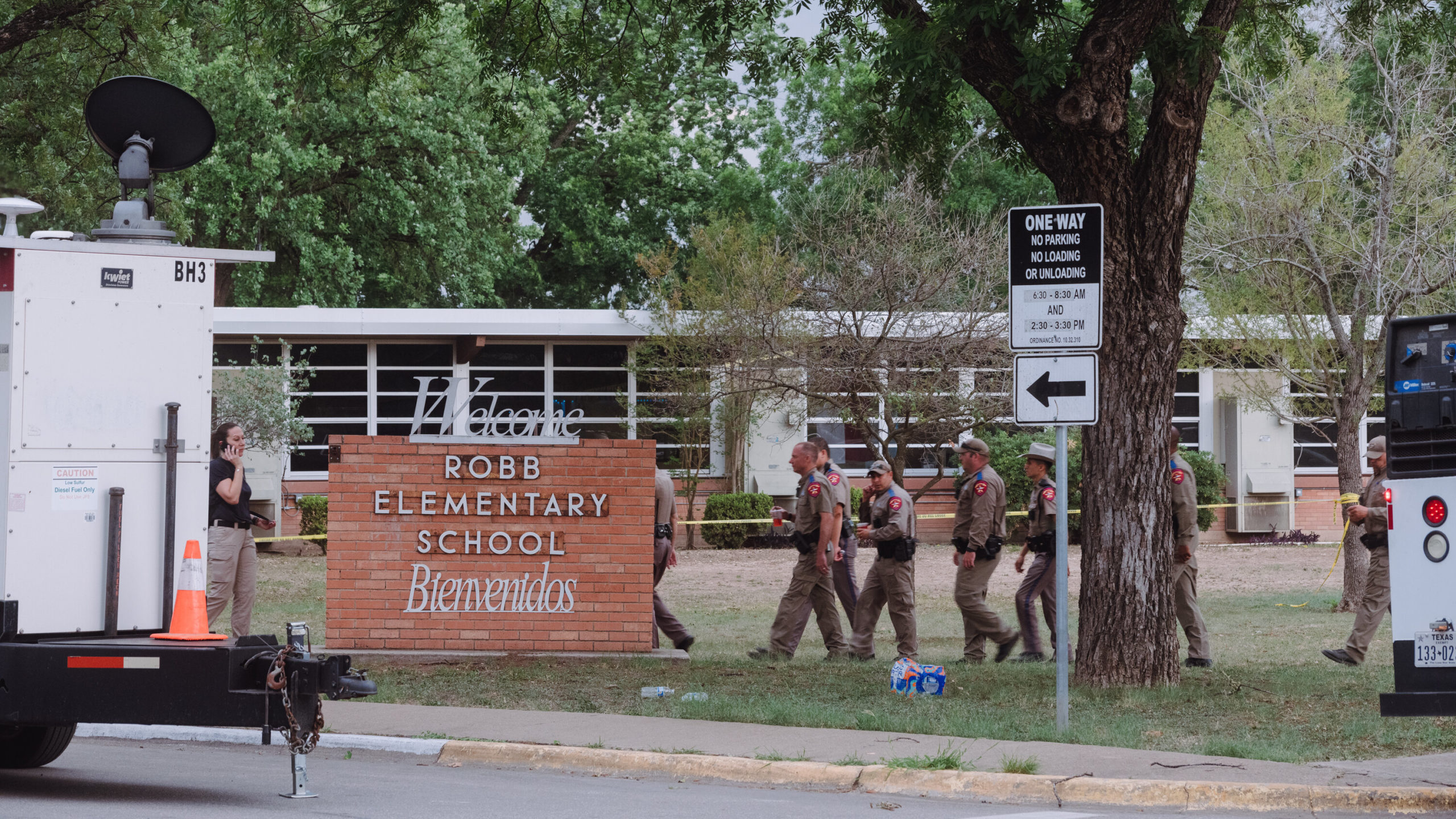 US school calls police & waits while gunman kills 21